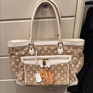 Louis Vuitton Cream and White Tote Bag with Elegant Design